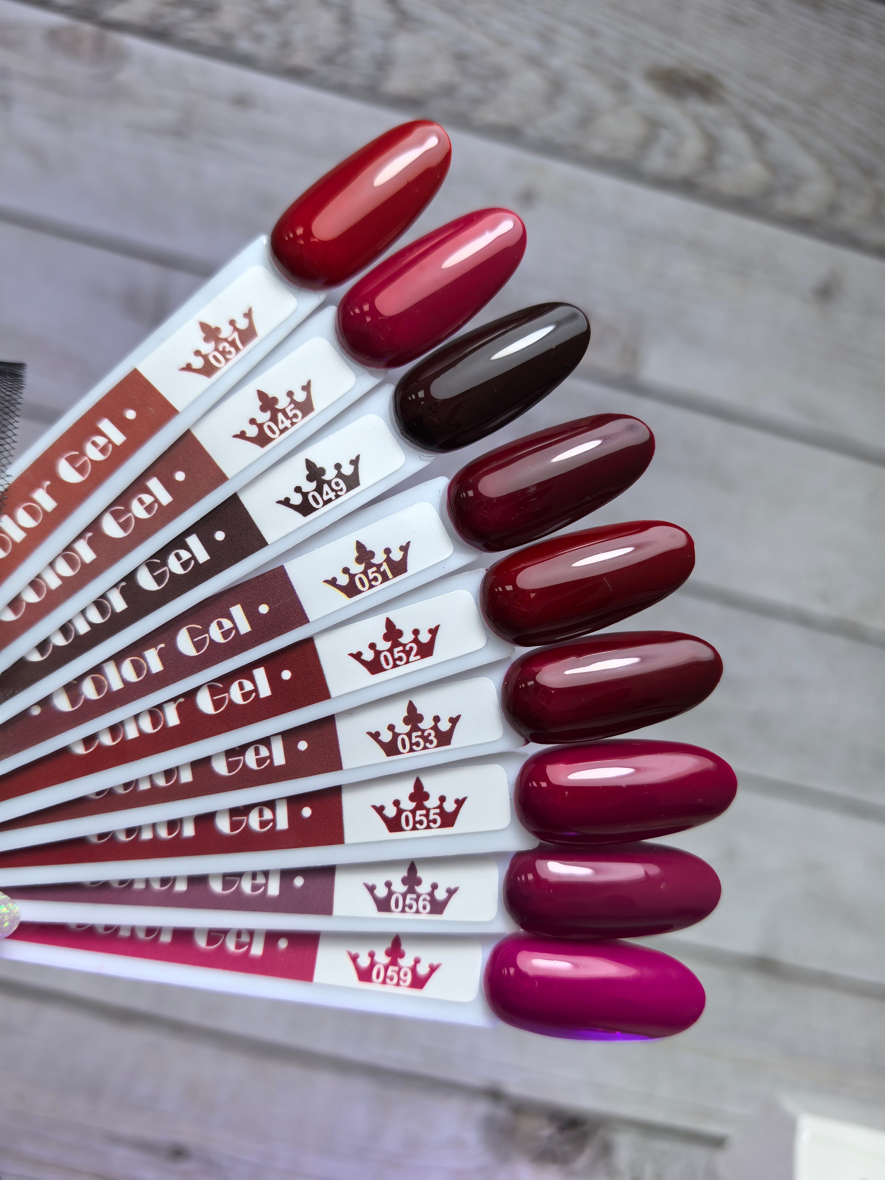 Гел лак 051 с пигментирани цветове и лесно нанасяне, покритие от първия слой и без миризма, лесно отстраняване с течност или пила.