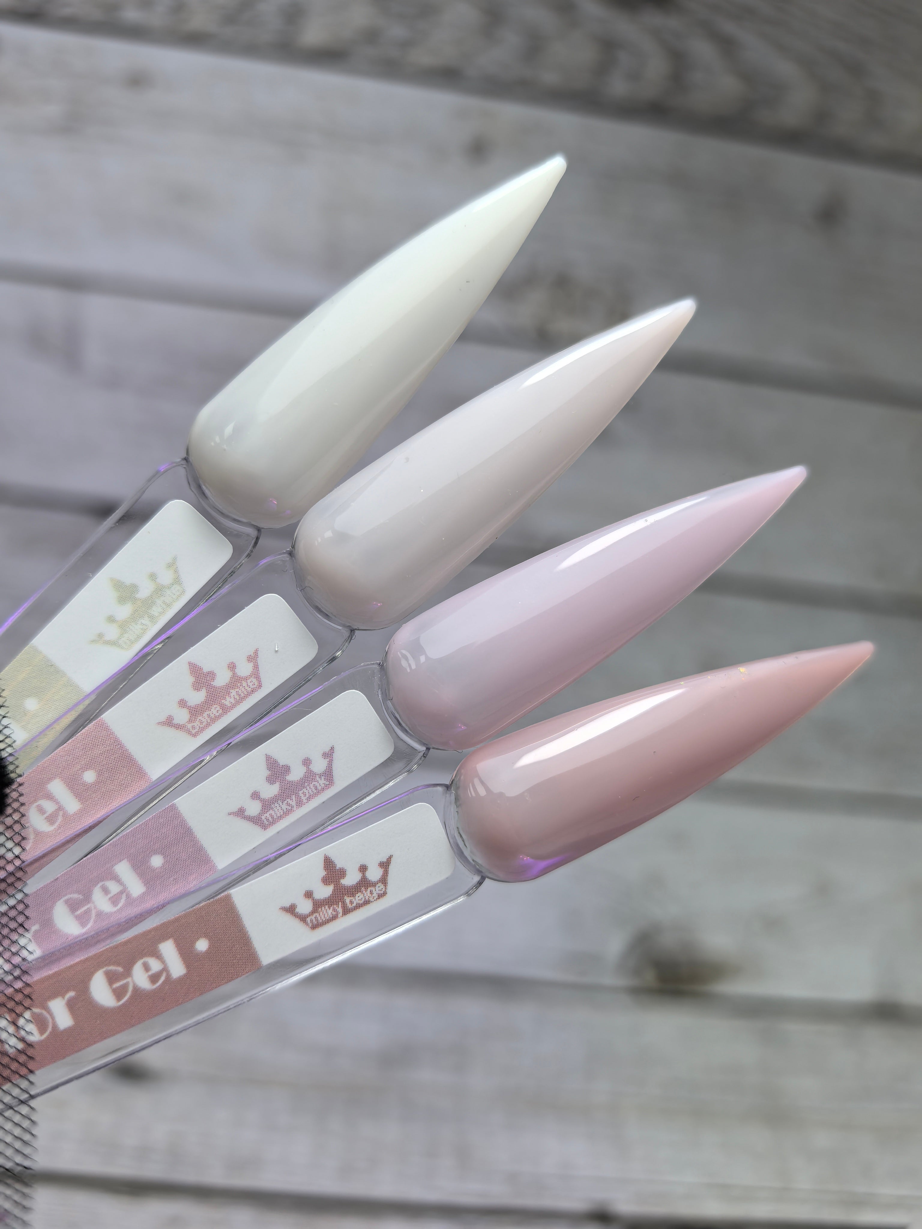 Гел лак Milky Pink на мостри с висока пигментация и покритие. Подходящ за нанасяне без разливане и лесно отстраняване.