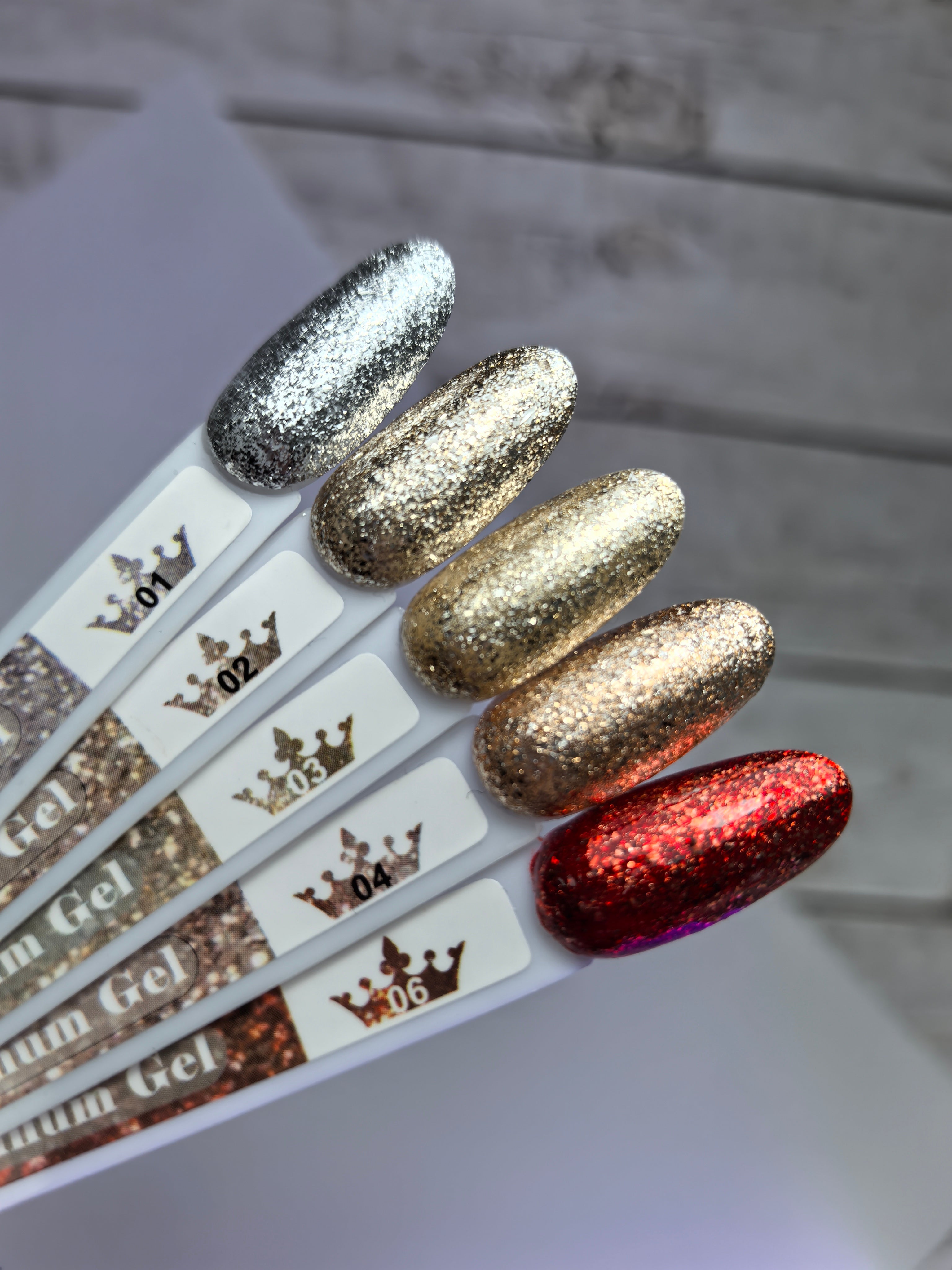 Гел лак Platinum 03 със супер пигментация и лесно разнасяне, представен в различни блестящи цветове.