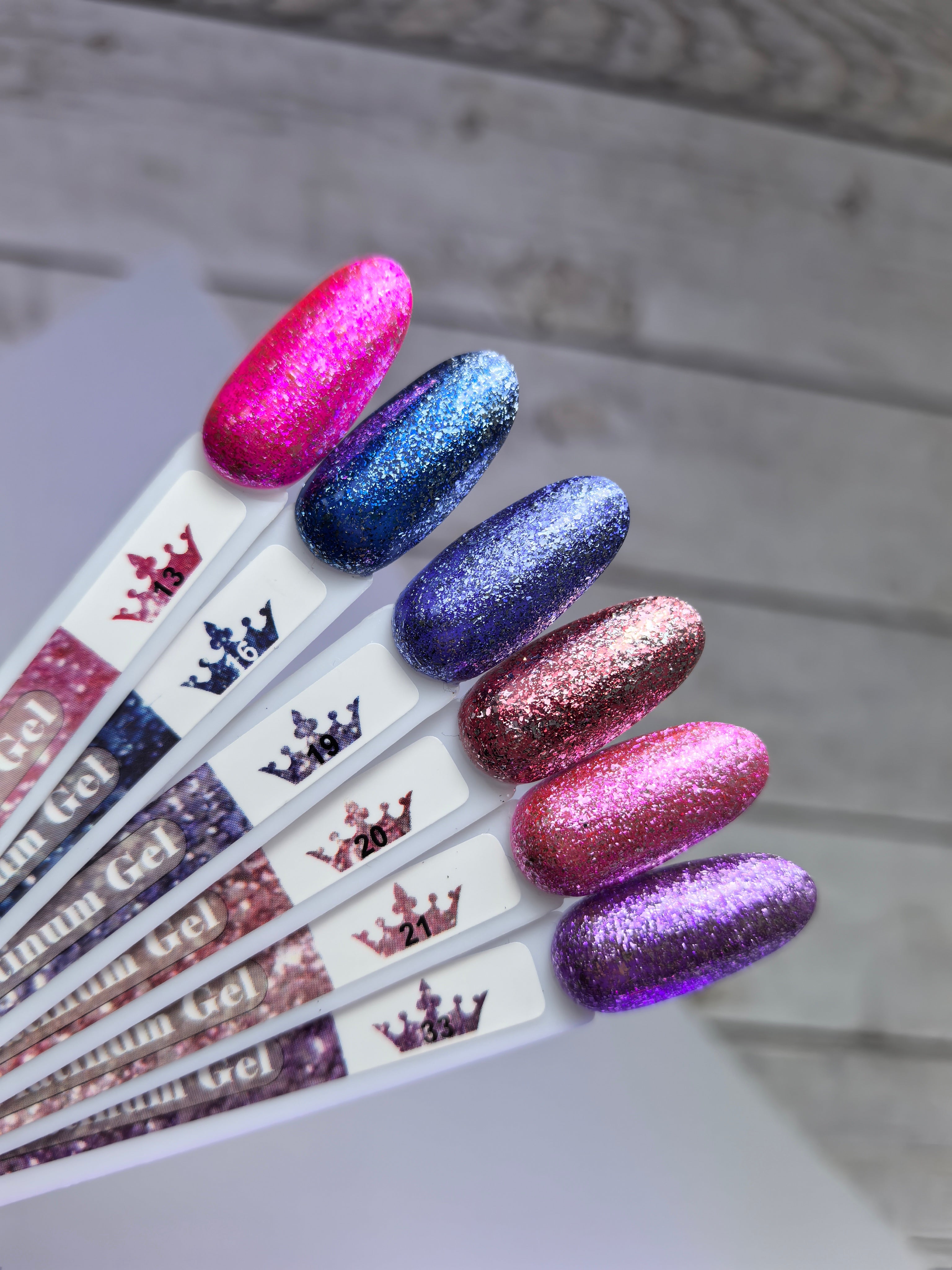 Палитра с цветове на гел лак Platinum 13 с блясък и висока пигментация, подходящи за професионален маникюр.