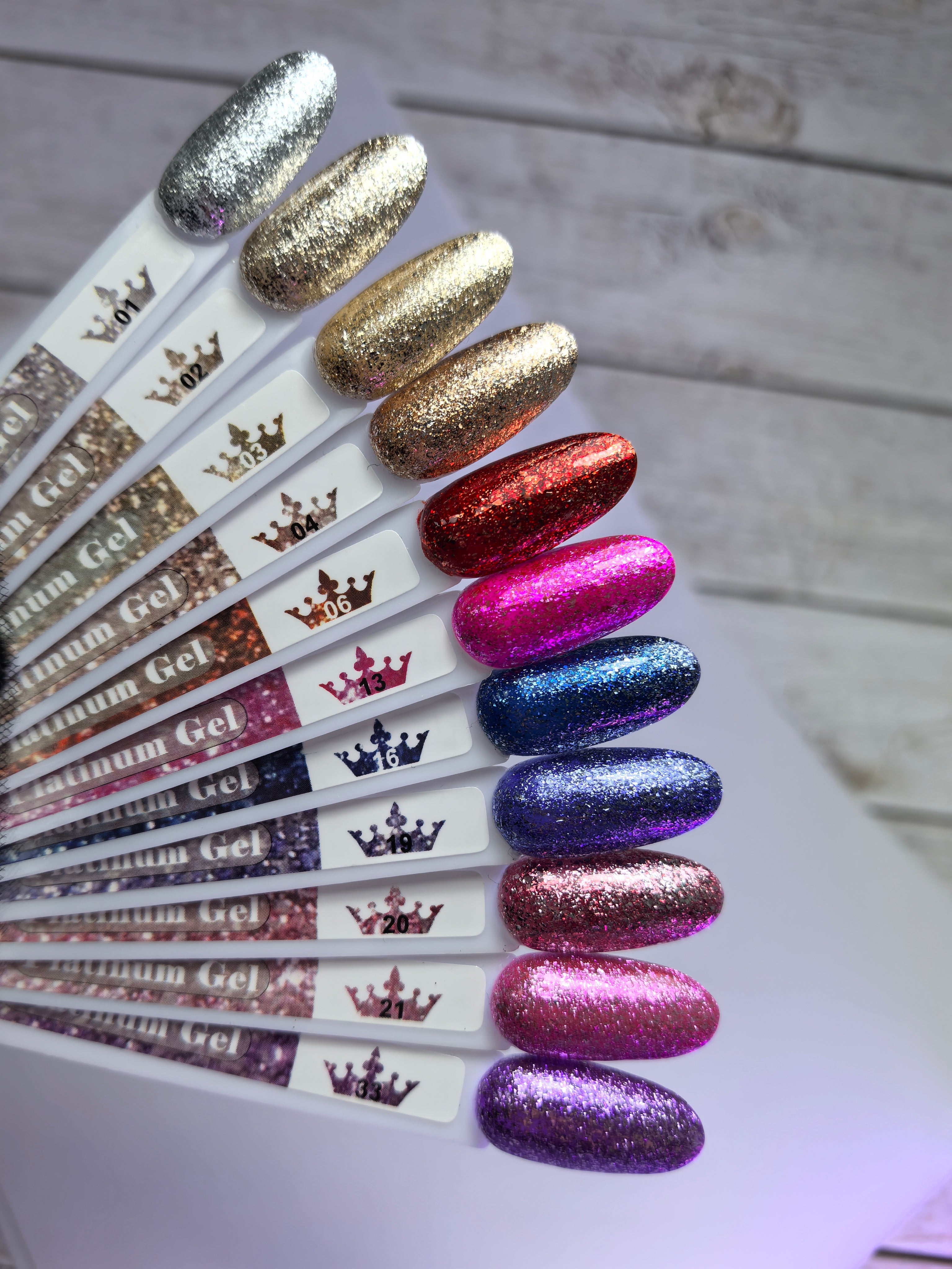 Цветни мостри от гел лак Platinum 03 с висок клас пигментация. Наситени цветове подходящи за лакиране близко до кутикула.