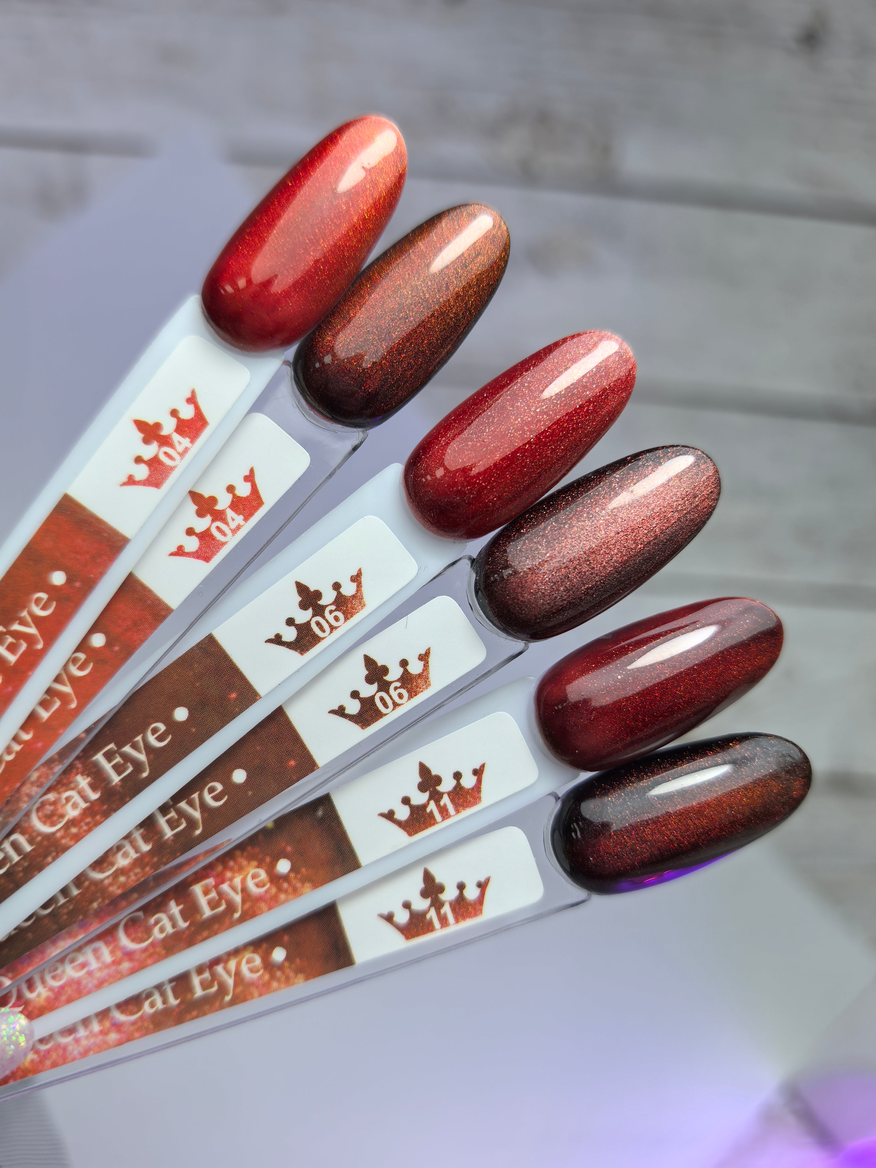 Гел лак Red Queen Cat Eye - 04 на мостри, показващи различни ефекти от магнетични цветове.