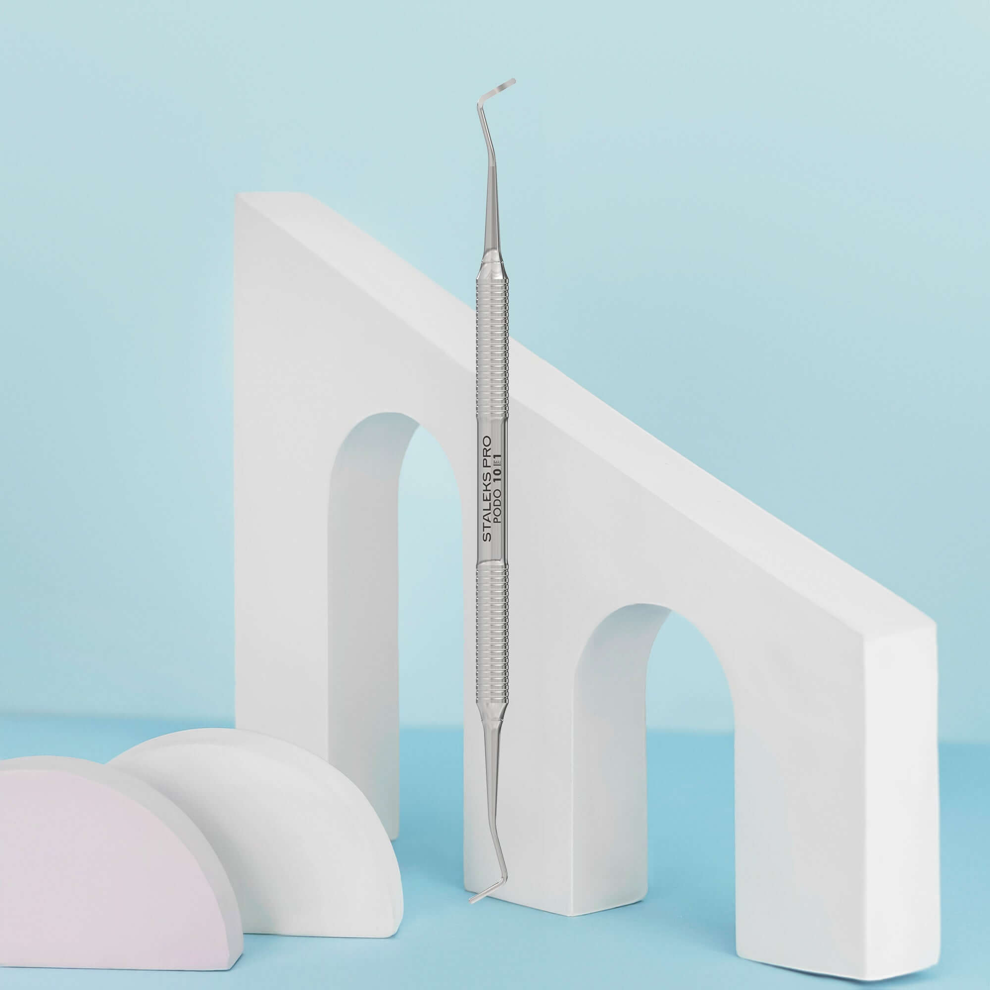 Двустранна кюрета за педикюр Staleks PODO, PP-10/1 на минималистичен фон