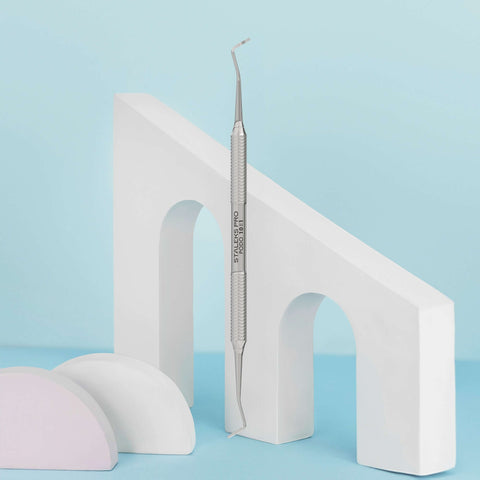 Двустранна кюрета за педикюр Staleks PODO, PP-10/1 на минималистичен фон