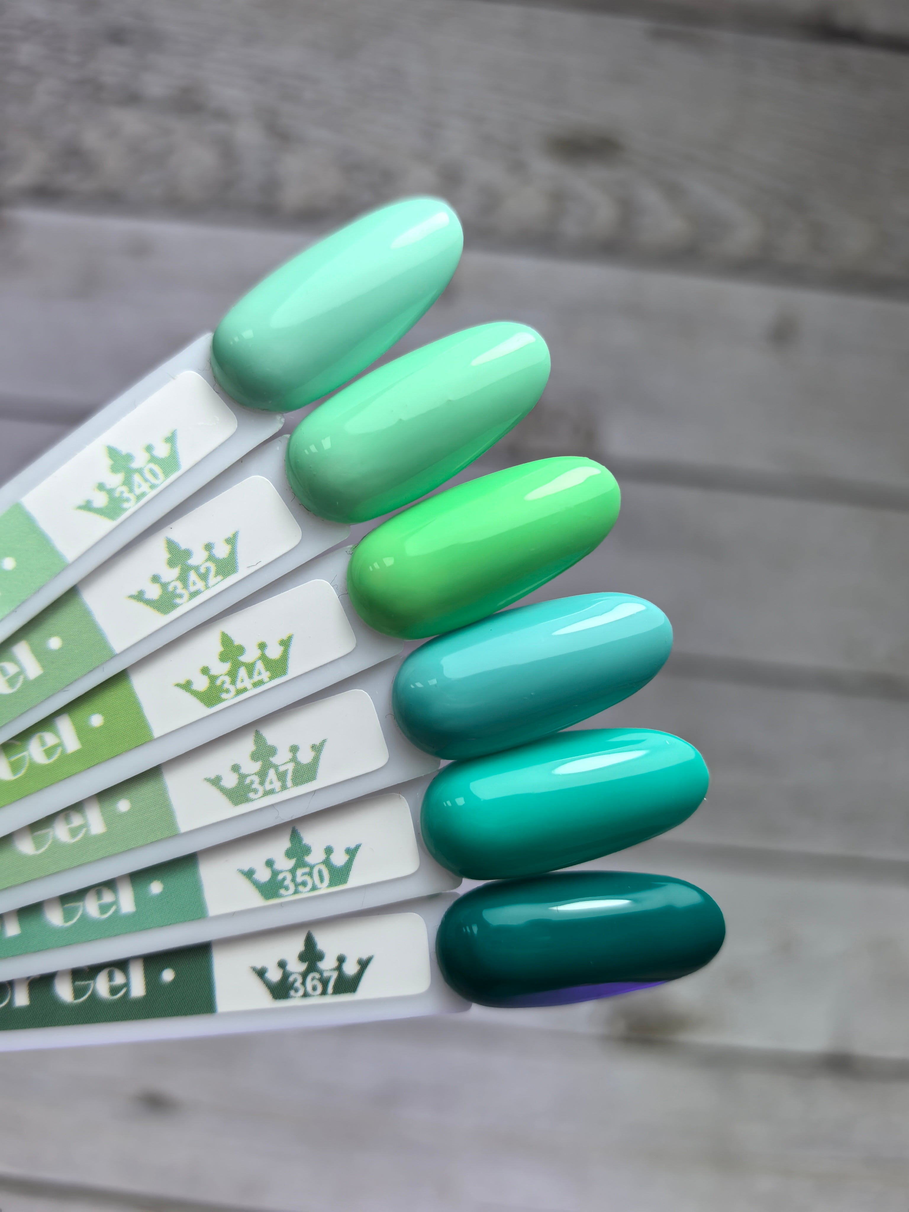 Гел лак 340 - супер пигментирани цветове с висока покривност и лесно отстраняване. Без аромат, за професионално лакиране.