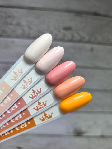 Гел лак 429 в неутрални и пастелни цветове, включително розово и оранжево, показани върху мостри за демонстрация на качеството.