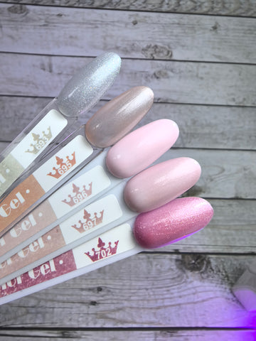 Палитра гел лакове с Гел лак 693 върху дървен фон, различни цветове и нюанси