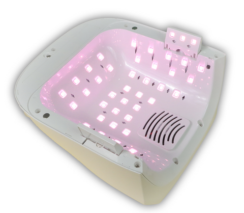 Акумулаторна UV/LED лампа Freya Queen с розова светлина, идеална за професионални продукти за маникюр и педикюр.